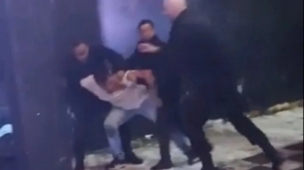 VIDEO: Imágenes de la brutal golpiza de patovicas a un joven en un boliche del Alto Valle