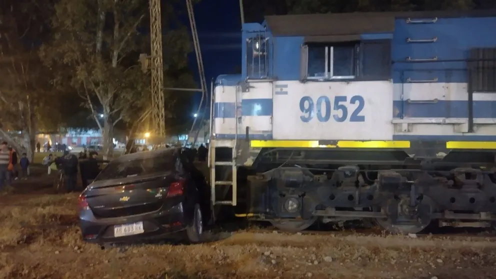 Choque y susto: el tren se llevó puesto un vehículo que intentaba cruzar las vías 