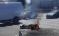 Video: restos de un misil ruso cayeron en una autopista de Kiev y fue registrado por la cámara de un auto 