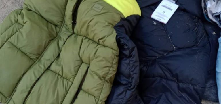 ¿Se preparaban para el frío?: uno distrajo al empleado mientras el otro se robó dos camperas