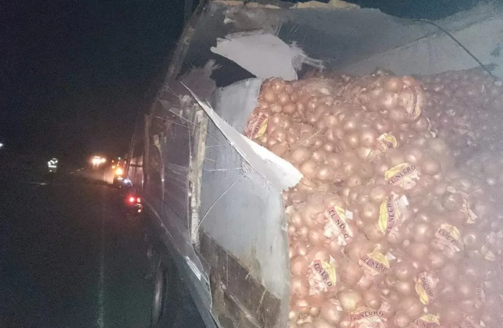 Tres camiones protagonizaron un fuerte choque sobre Ruta 22 durante la madrugada