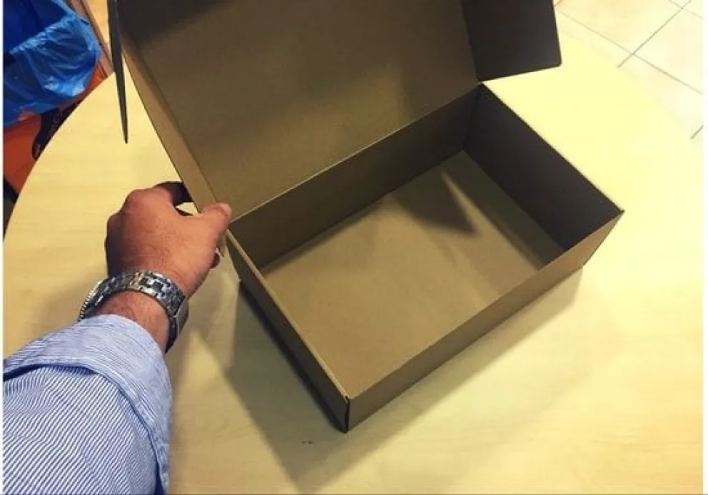 Dueño de una tienda encontró 50 cajas de zapatillas vacías