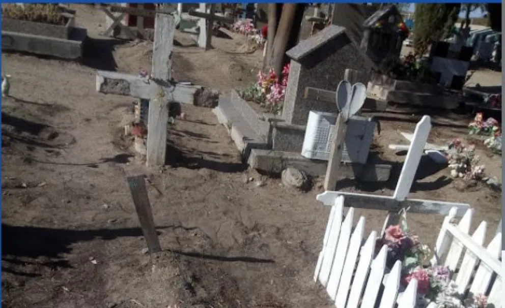 Ni los muertos se salvan: Fueron detenidos cuando robaban placas del cementerio de Roca 