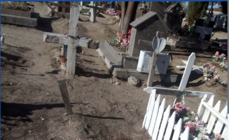 Ni los muertos se salvan: Fueron detenidos cuando robaban placas del cementerio de Roca
