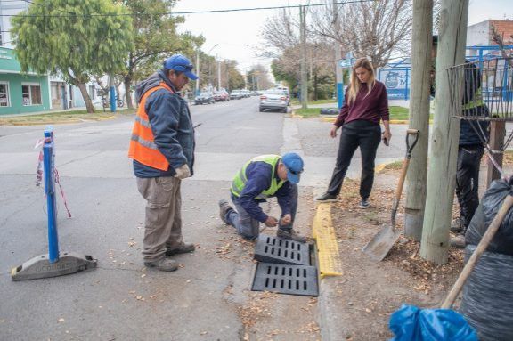 Restituyen 40 tapas de alcantarillas que habían sido robadas por otras de material reciclado