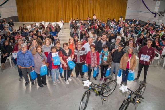 2416 estudiante recibieron su beca municipal esta semana