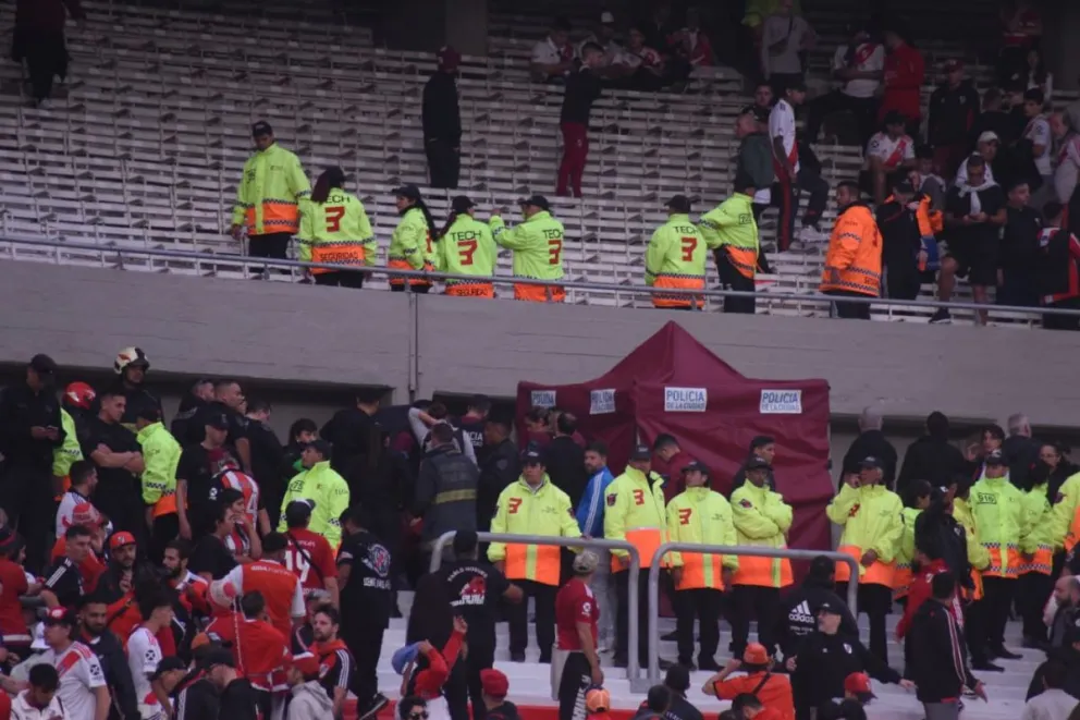 Tragedia en el Monumental: un hincha cayó desde la Sivori alta y perdió su vida