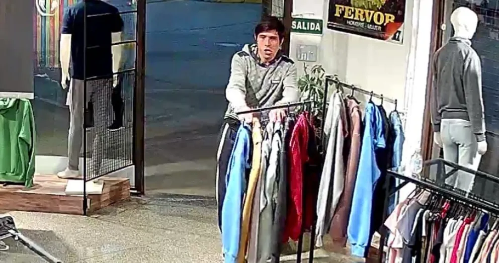 Entró a robar a un local céntrico y resultó expuesto por las cámaras de seguridad