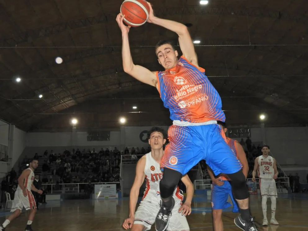 Deportivo Roca ganó y va a un tercer partido de local en busca de la clasificación