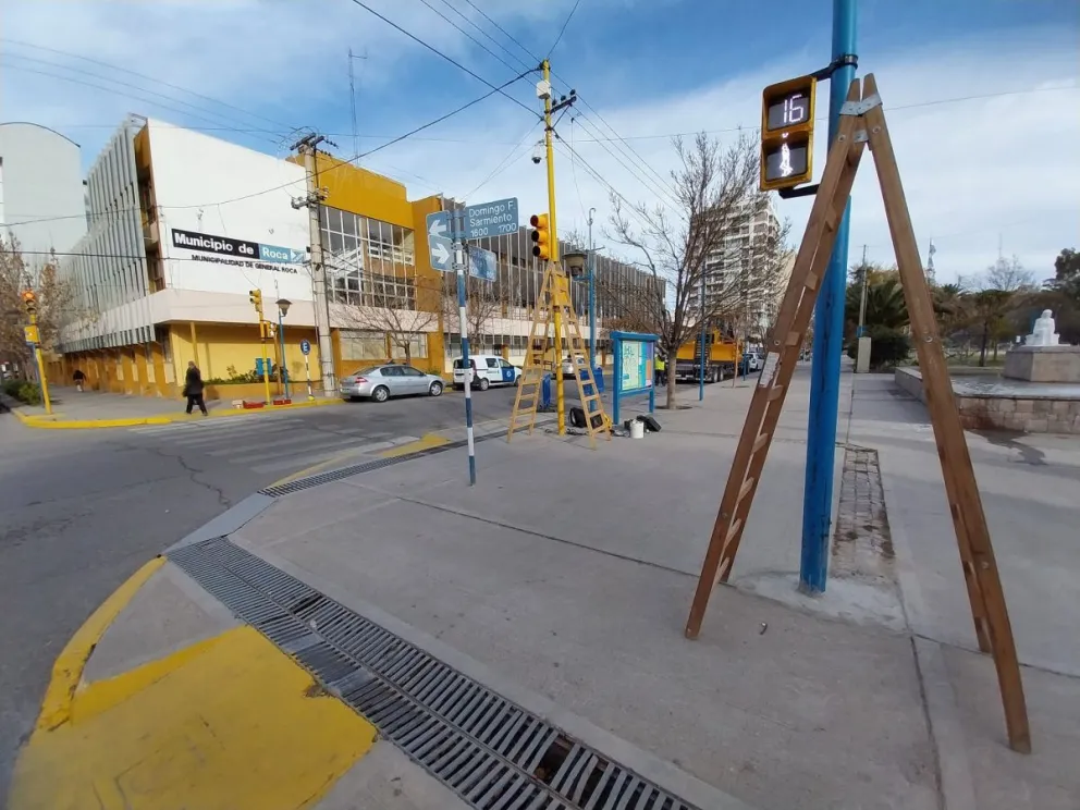 Instalaron semáforos peatonales sobre calle Mitre y Sarmiento.