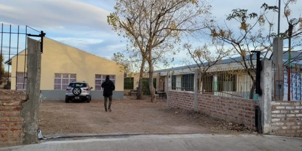 ¡Increíble! Se robaron un portón de 7 metros de un establecimiento educativo