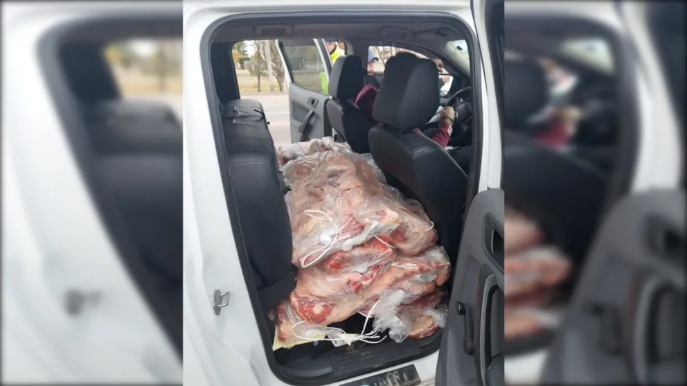 Con total impunidad, un hombre intentó ingresar con media tonelada de carne con hueso en la camioneta