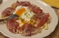 Receta española: cómo hacer huevos rotos con papas y jamón crudo