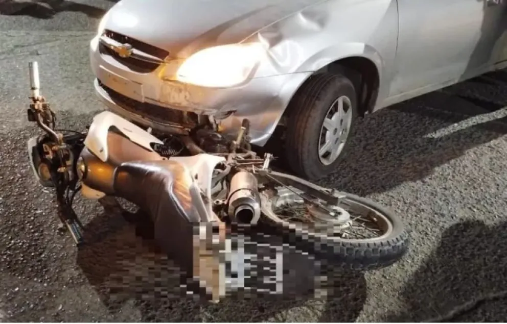 Dos personas a bordo de una moto fueron atropelladas por una anciana  