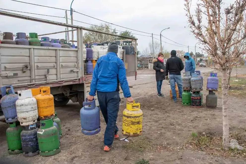 Este lunes sigue el cronograma de reparto de leña y garrafas en los barrios