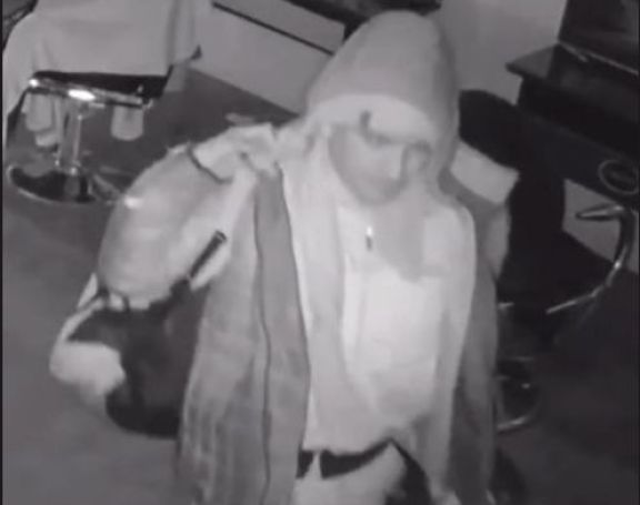 Robó en una barbería de Roca y fue captado por las cámaras.