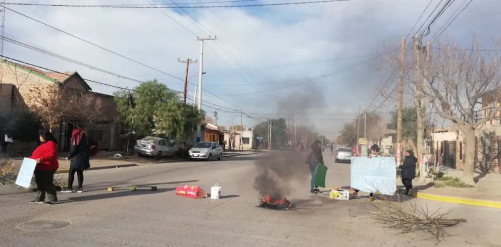 Madres y padres de la Escuela 289º se manifiestan sobre Av. San Juan 