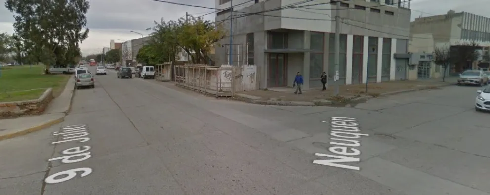 Los escombros de una obra céntrica causaron un accidente en la vereda y una mujer terminó lesionada
