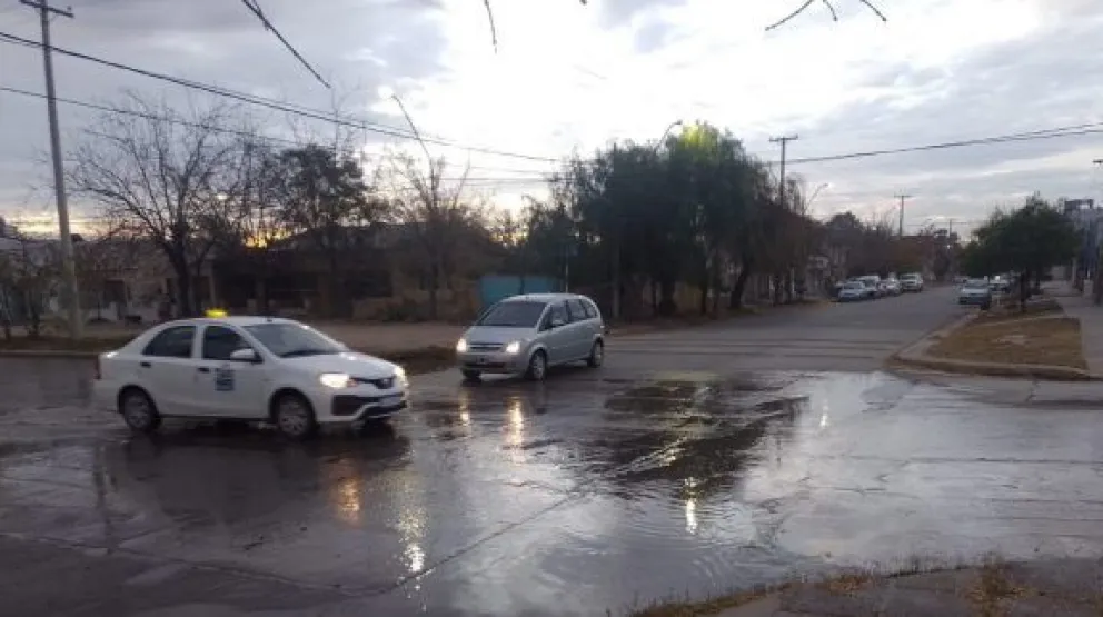 Desborde de aguas cloacales en las calles de Roca