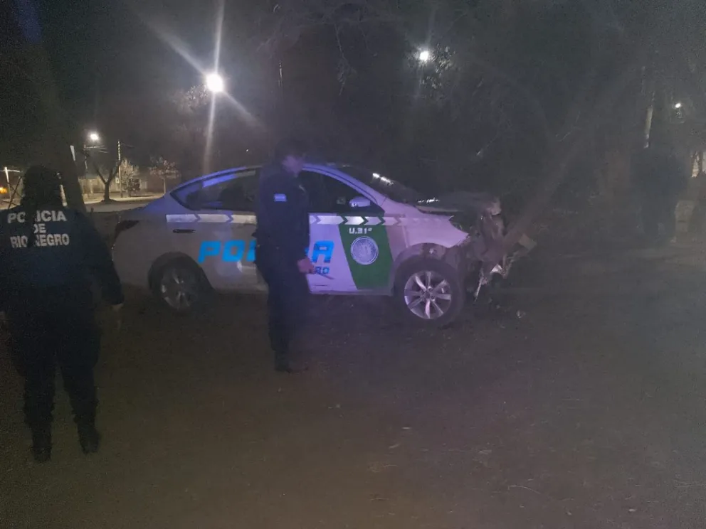 Tres policías fueron hospitalizados tras chocar contra un árbol cuando perseguían a delincuentes