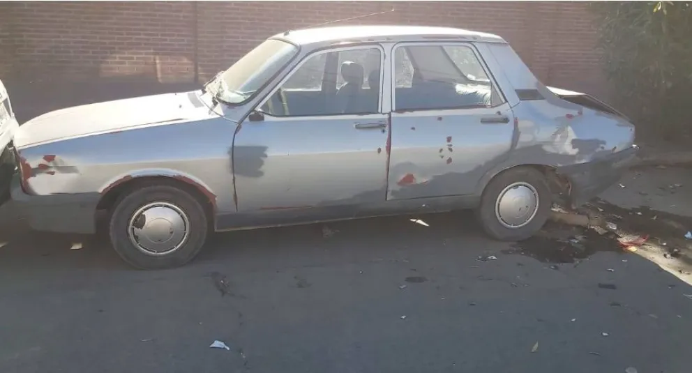Le chocaron el auto en la puerta de su casa y la aseguradora la culpó por estacionar muy lejos del cordón 