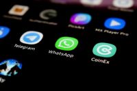 Meta planea incorporar chats de inteligencia artificial en WhatsApp y Messenger 