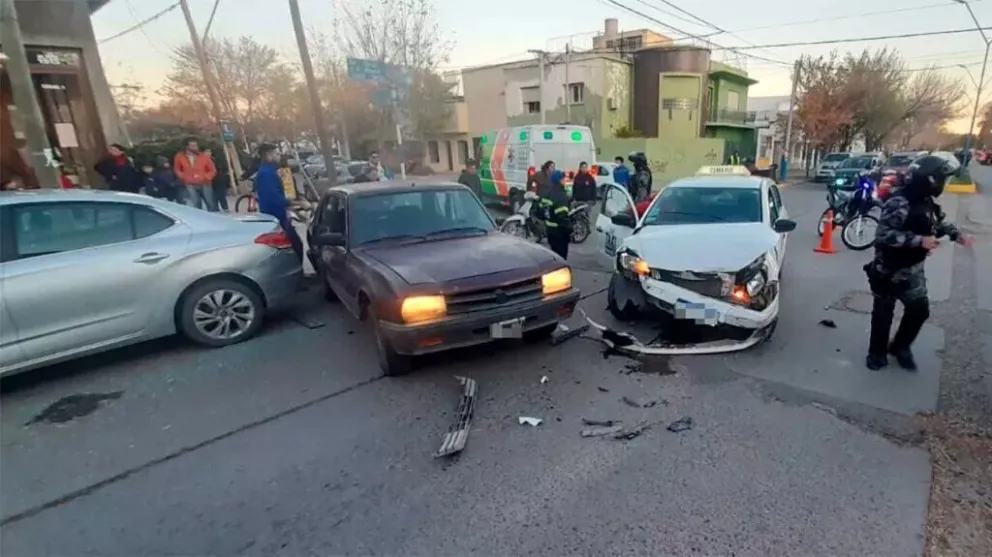 Fuerte choque: un taxi embistió a un auto en pleno centro de Roca