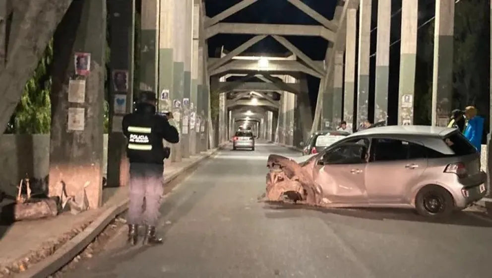 VIDEO: Destrozó el auto al chocar con una columna del puente Cipolletti-Neuquén