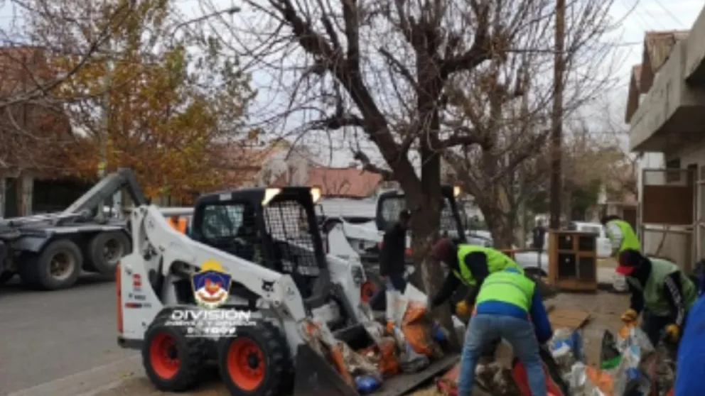Con 80 años vivía sin luz, entre basura y excremento: Vecinos la denunciaron por malos olores