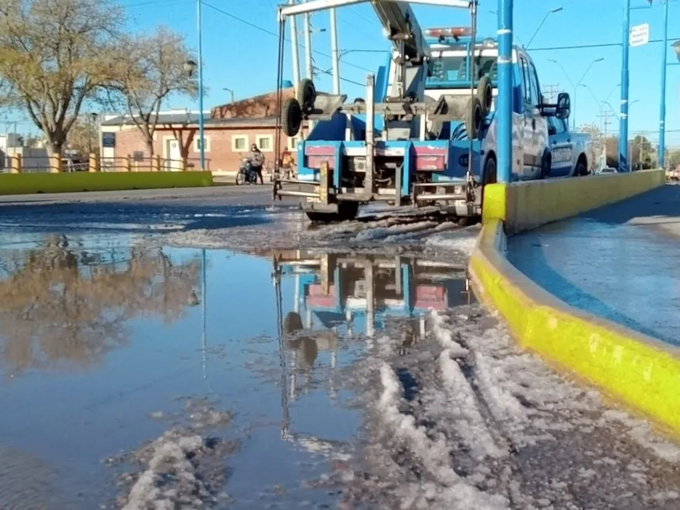 Una pista de hielo: así estaba la rotonda de la San Juan y Gelonch esta mañana 
