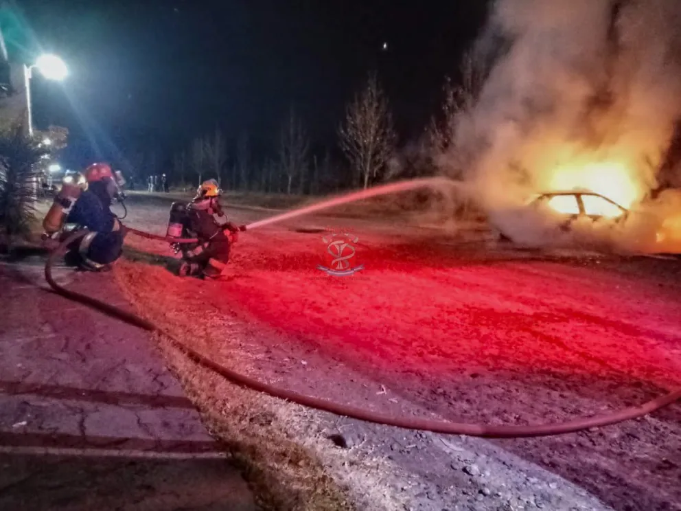 Bomberos intervino en el incendio de un vehículo en una chacra 