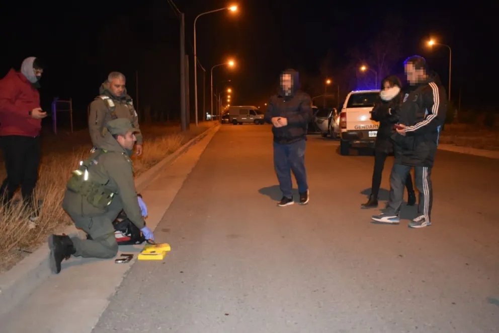La gendarmería retuvo a narcos de Roca transportando cocaína y armas de fuego