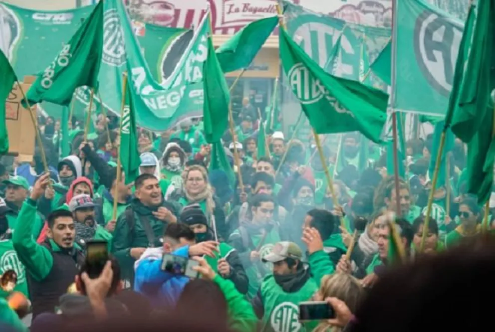 ATE se manifestó en reclamo de suma fija y aumentos salariales al ritmo de la inflación
