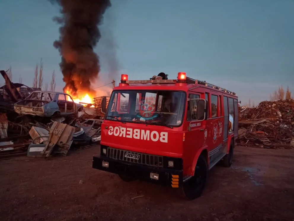 Incendio y explosión en Gomez: Mirá las imágenes del trabajo de bomberos 