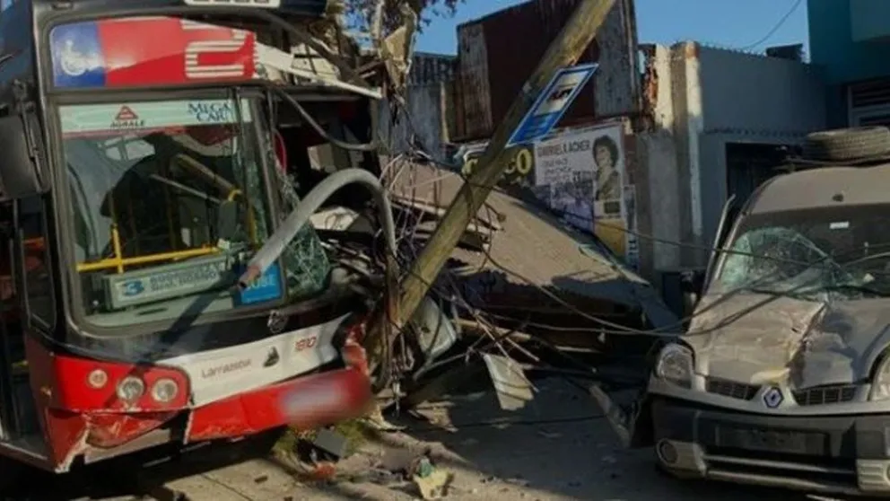 Un colectivero se descompensó y chocó contra una camioneta: está en terapia intensiva y hay nueve heridos
