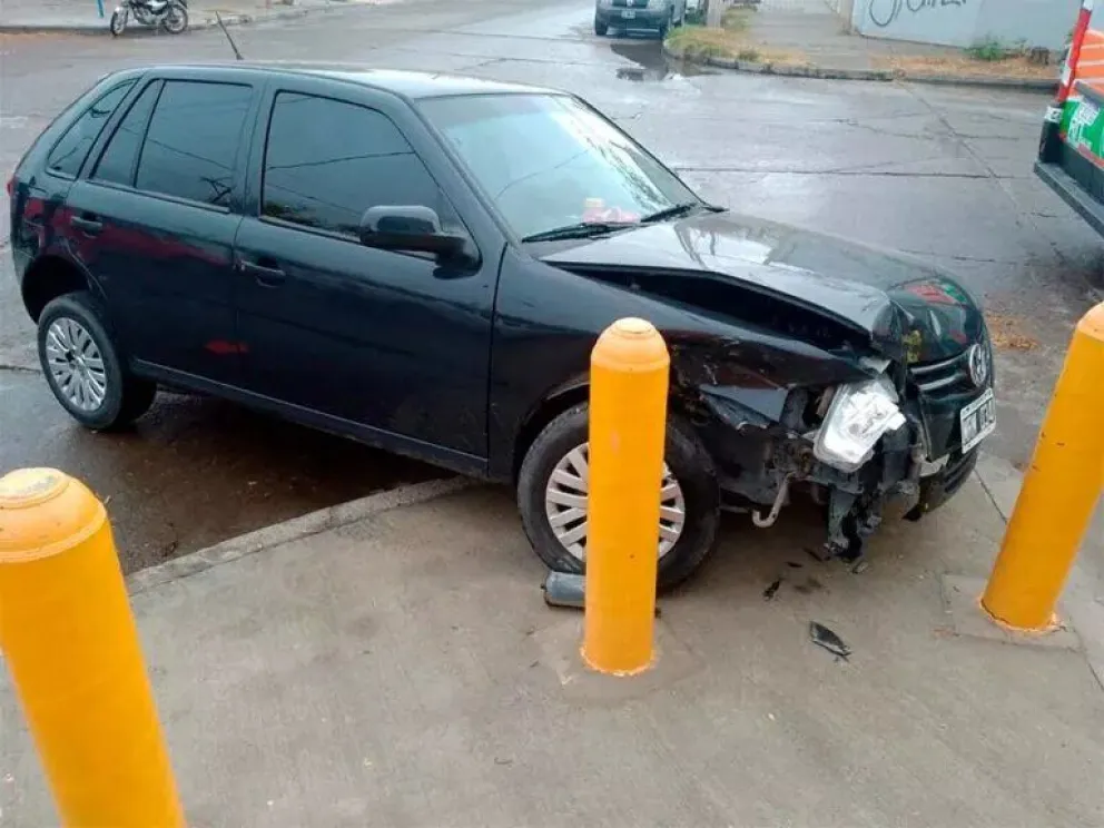 Violento choque en Kennedy y Villegas: uno de o autos terminó arriba de la vereda