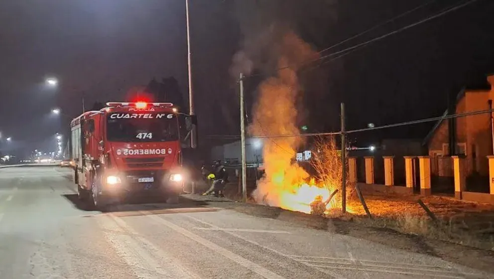 Tragedia en Ruta 22: una persona murió calcinado tras volcar y quedar atrapada en su vehículo 