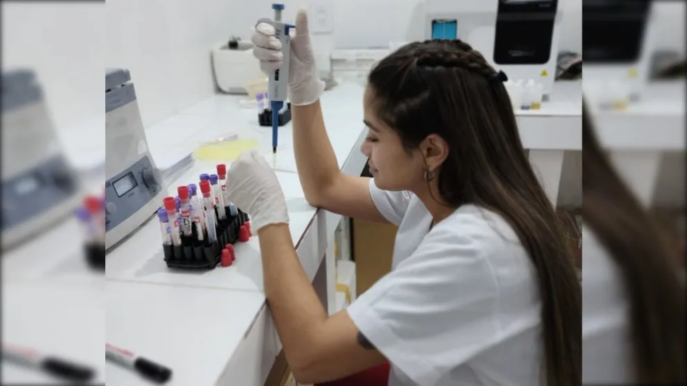 Un gran ejemplo: docente de Roca ofrece su lugar de trabajo para dar prácticas gratuitas a estudiantes de Laboratorio 