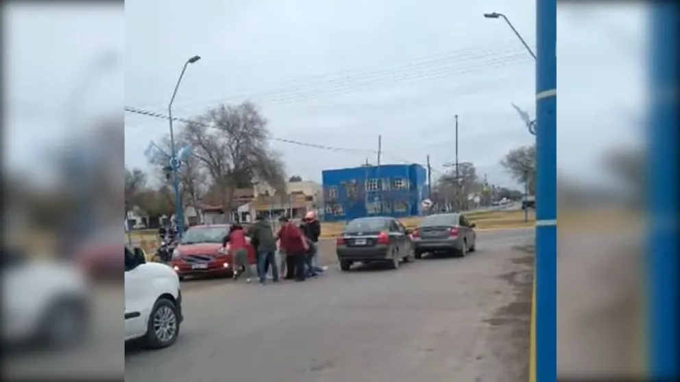 VIDEO: Una mujer embarazada se trenzó a golpes con otra luego de haber chocado en la San Juan