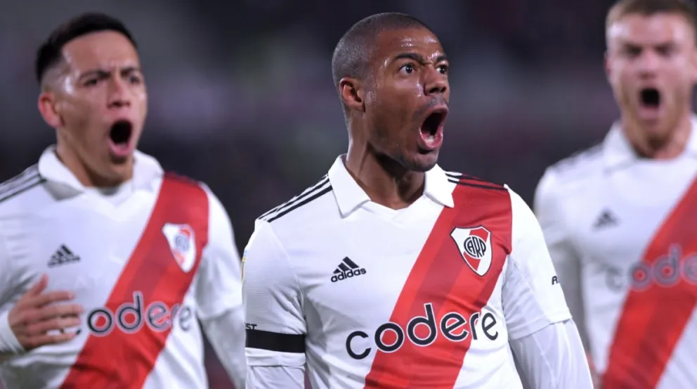 Con un golazo de Nico de la Cruz, River ganó y abrochó medio campeonato