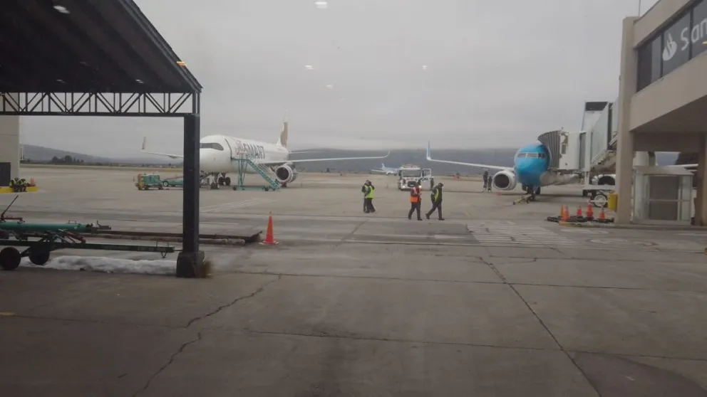 Roquenses con destino a Neuquén quedaron varados en el aeropuerto de Bariloche 