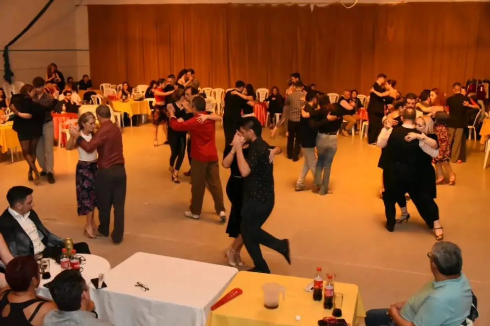 Hoy termina el preliminar de tango en Roca
