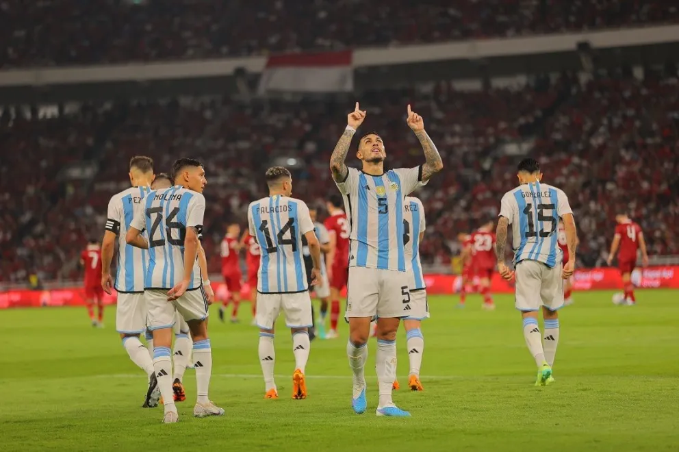 Un golazo de Paredes y Cuti Romero de cabeza para cerrar la gira de Asia de la Selección Argentina