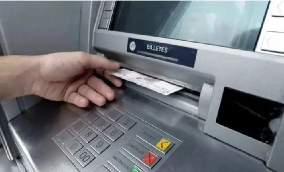 Cuáles son las dos estafas más comunes en cajeros automáticos y cómo evitarlas 