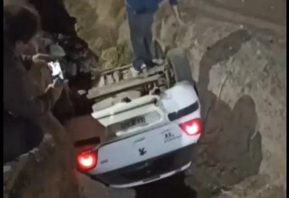 No vio el lomo de burro y terminó ruedas para arriba en un canal