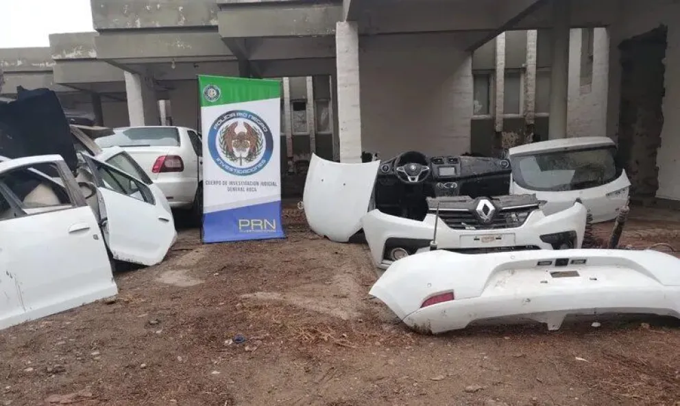 Intenso allanamiento en un deshuesadero de vehículos robados en Roca