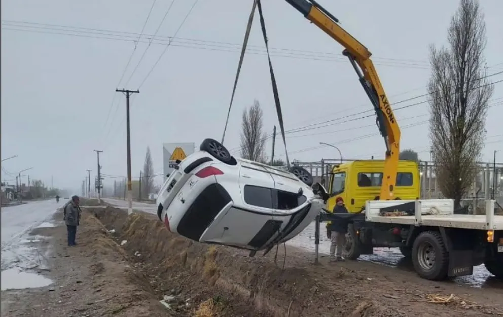 Con una grúa levantaron el Peugeot volcado sobre el canal de desagüe