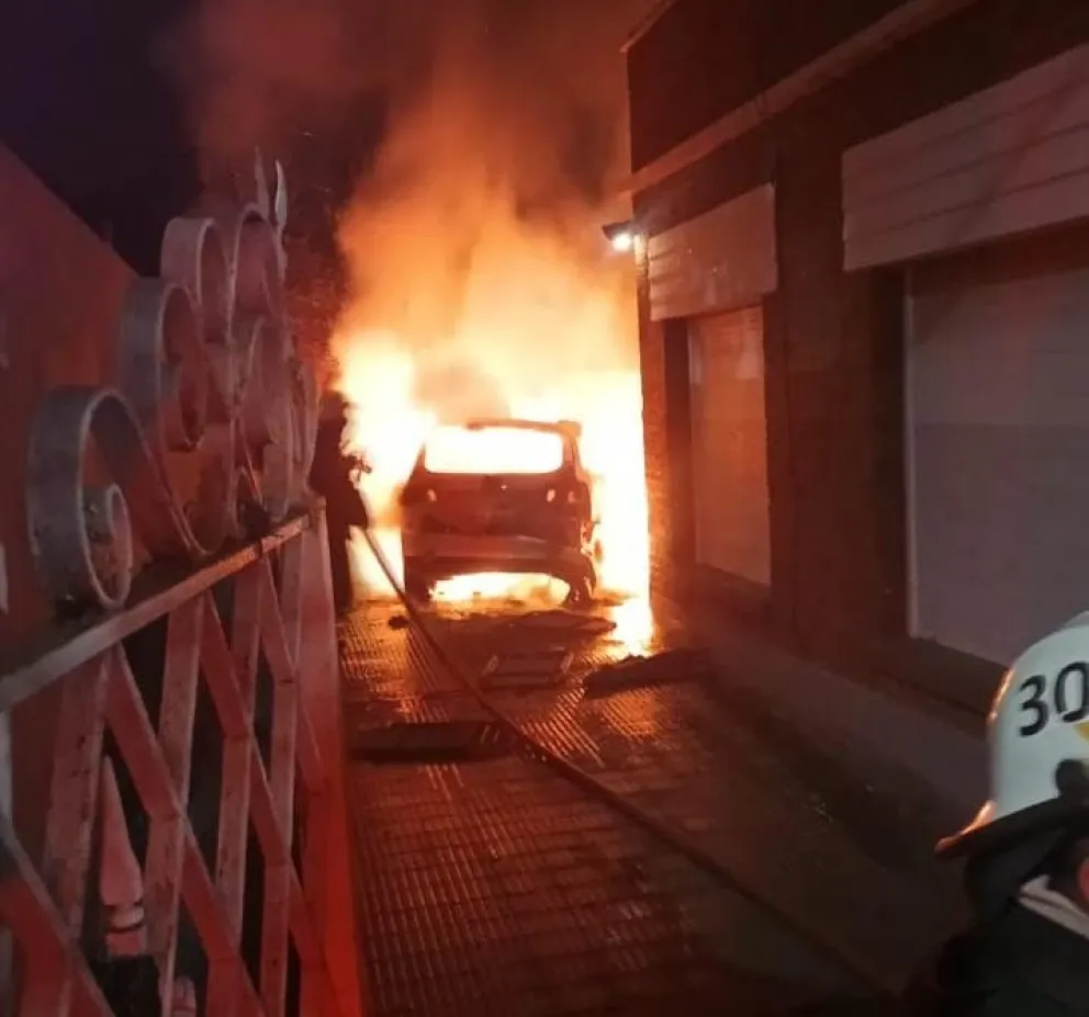 Un auto se prendió fuego en pleno centro de la ciudad