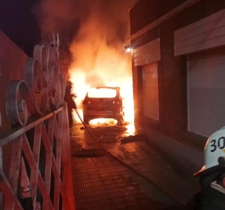 Un auto se prendió fuego en pleno centro de la ciudad | ANR
