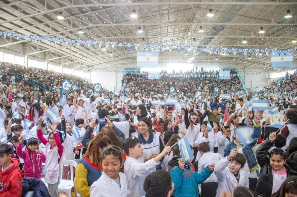 FOTOGALERÍA: más de 1000 alumnos juraron la Bandera en Roca